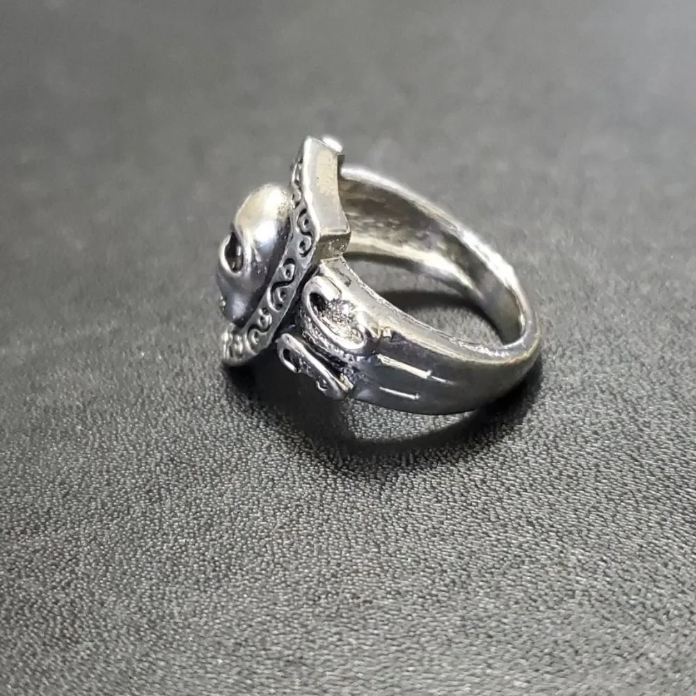 Silver tone skull ring approx size 9
